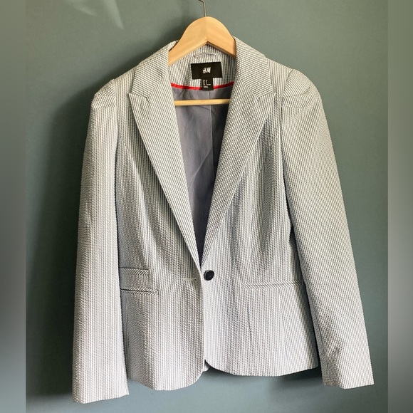 Light blue pinstripe blazer. H&M size 8 - Picture 3 of 9